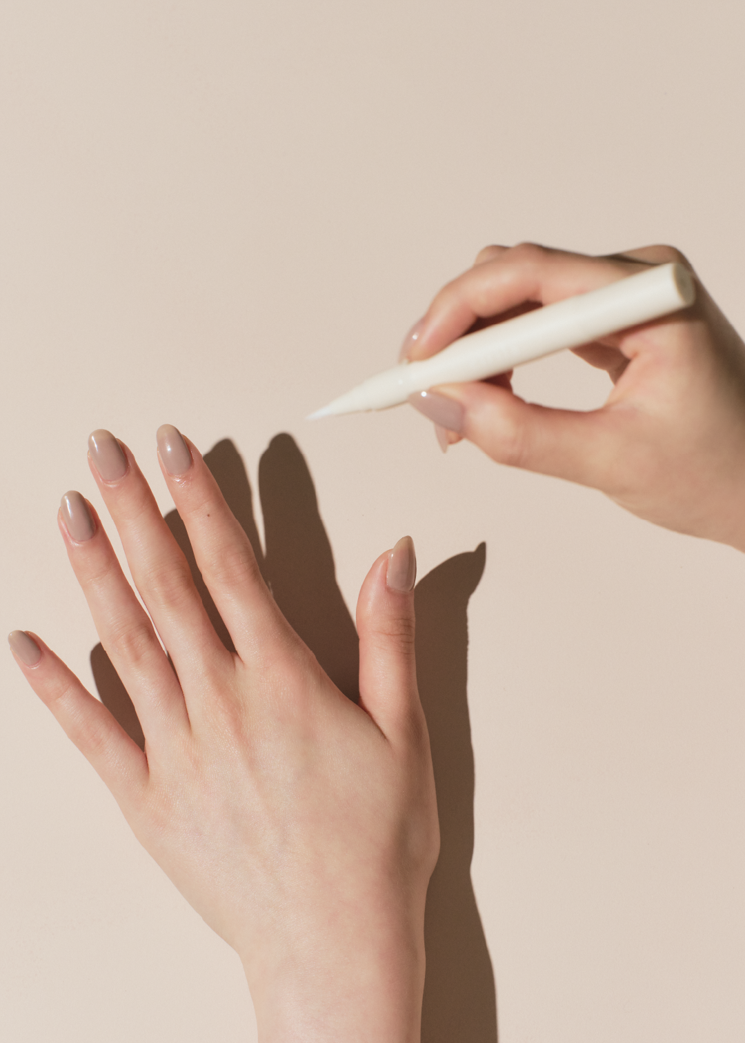 持ち運びやすいペンタイプのネイルセラム